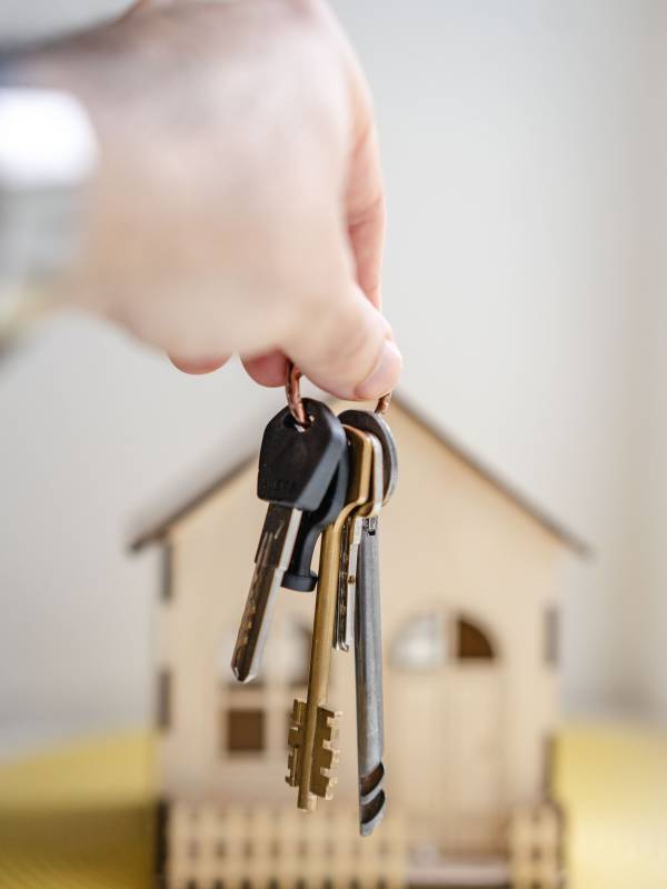 Refinance mortgage broker Melbourne consulting with homeowner on loan restructure